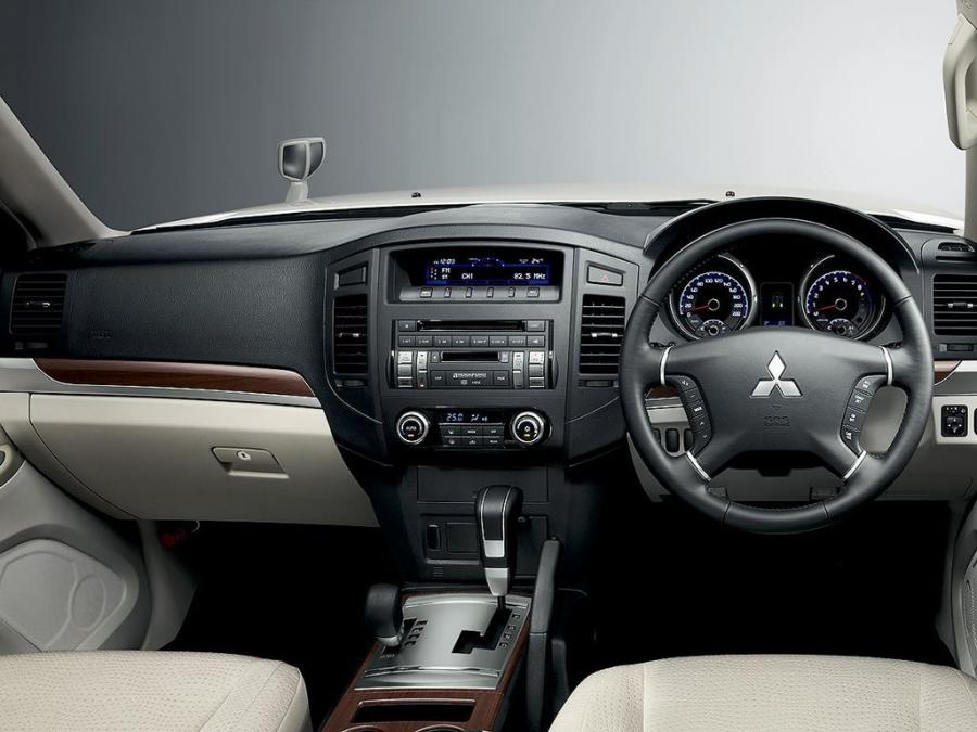  Mitsubishi Pajero 5-Door 2006 года  (JP) (фото 2 из 12)